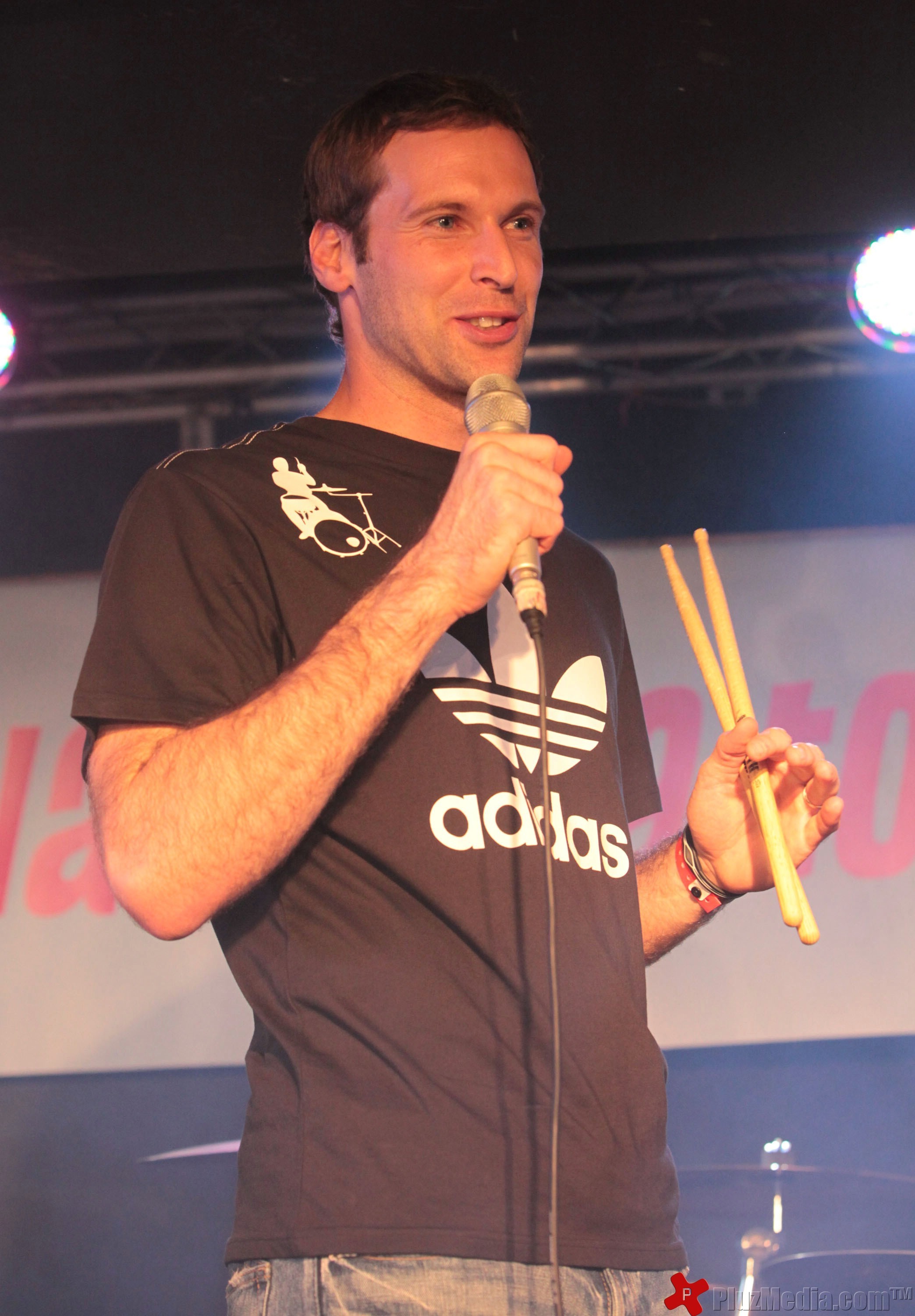 Petr Cech plays the drums with Czech rock band 'Eddie Stoilow' - Photos | Picture 98791